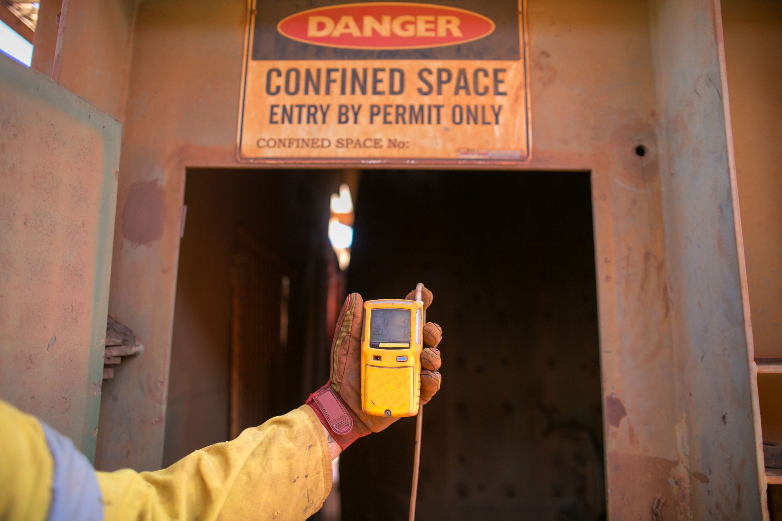 Checking gas levels with a gas detector
